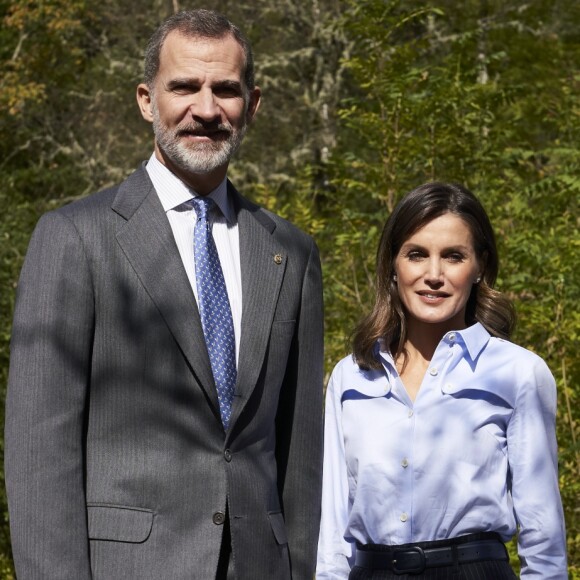 Le roi Felipe VI et la reine Letizia d'Espagne visitent le village de Moal, élu "plus beau village Asturien", le 20 octobre 2018. © Jack Abuin via Zuma Press/Bestimage