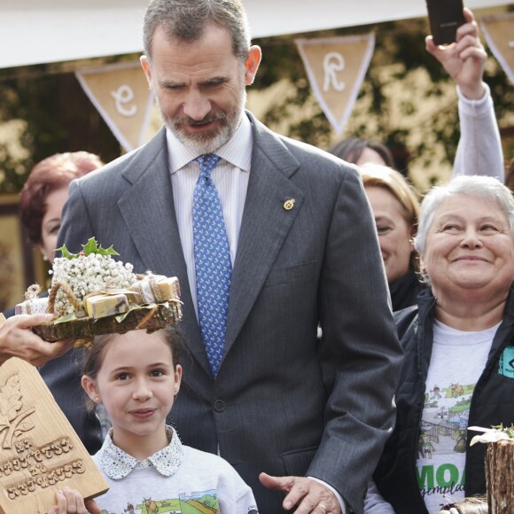 Le roi Felipe VI et la reine Letizia d'Espagne visitent le village de Moal, élu "plus beau village Asturien", le 20 octobre 2018. © Jack Abuin via Zuma Press/Bestimage