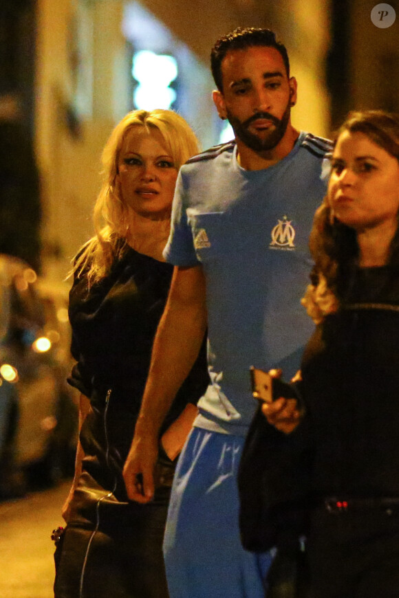 Exclusif - Pamela Anderson et son nouveau compagnon le footballeur français Adil Rami vont dîner en amoureux au restaurant "la Villa" après la victoire de l'OM contre Toulouse (2-0) , Marseille le 24 septembre 2017.