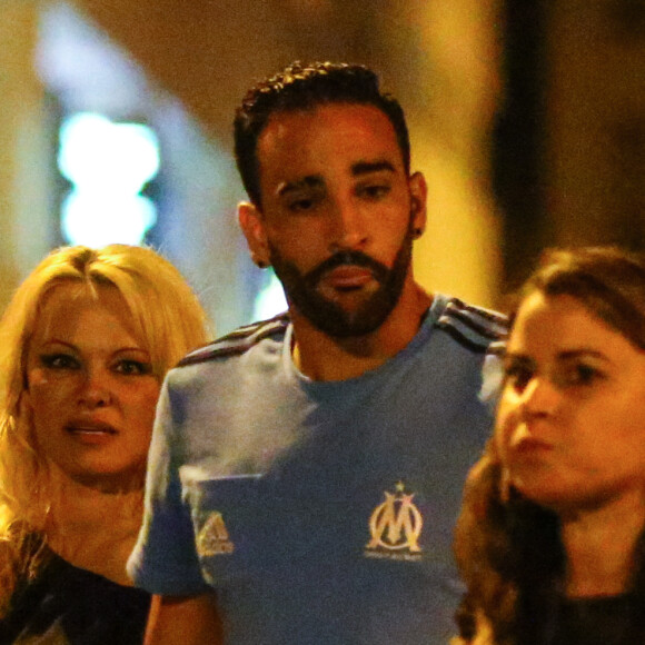 Exclusif - Pamela Anderson et son nouveau compagnon le footballeur français Adil Rami vont dîner en amoureux au restaurant "la Villa" après la victoire de l'OM contre Toulouse (2-0) , Marseille le 24 septembre 2017.