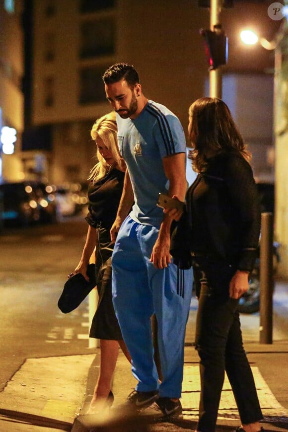 Exclusif - Pamela Anderson et son nouveau compagnon le footballeur français Adil Rami vont dîner en amoureux au restaurant "la Villa" après la victoire de l'OM contre Toulouse (2-0) , Marseille le 24 septembre 2017.