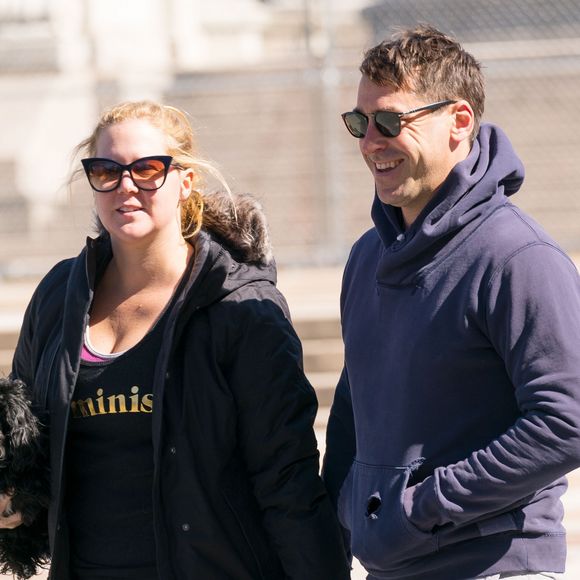 Exclusif - Amy Schumer et son mari Chris Fischer se promènent main dans la main à New York le 7 avril 2018. 08/04/2018 - New York
