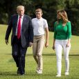 Le président Donald Trump, sa femme la Première Dame Melania Trump et leur fils Barron rentrent à la Maison Blanche à Washington D.C., le 19 août 2018.