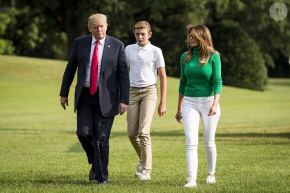 Le président Donald Trump, sa femme la Première Dame Melania Trump et leur fils Barron rentrent à la Maison Blanche à Washington D.C., le 19 août 2018.