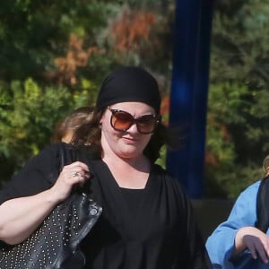 Exclusif - Melissa McCarthy et ses 2 filles Vivian et Georgette "Georgie" se promènent à Los Angeles le 12 octobre 2018