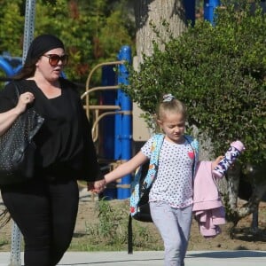 Exclusif - Melissa McCarthy, (elle porte des Birkenstock) et ses 2 filles Vivian et Georgette se promènent à Los Angeles le 12 octobre 2018