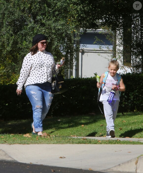 Exclusif - Melissa McCarthy déguste la glace de sa fille avant de faire le plein d'essence de sa voiture à Los Angeles le 28 septembre 2018. 09/28/2018 EXCLUSIVE: Melissa McCarthy is spotted gassing up her car and then enjoying an ice cream with her daughter in Los Angeles. The 48 year old actress was pictured having a taste of her daughters popsicle while dressed in black beanie, rabbit print blouse, ripped jeans, and green flats.28/09/2018 - Los Angeles