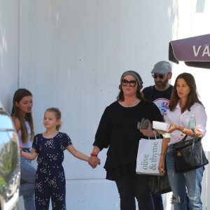 Exclusif - Melissa McCarthy est allée déjeuner avec ses enfants Vivian et Georgette au restaurant Olive & Thyme à Los Angeles, le 3 septembre 2018.
