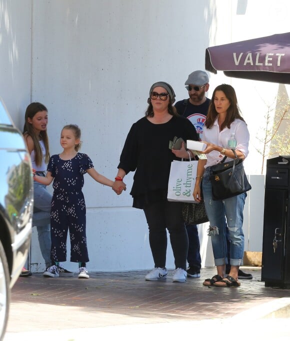 Exclusif - Melissa McCarthy est allée déjeuner avec ses enfants Vivian et Georgette au restaurant Olive & Thyme à Los Angeles, le 3 septembre 2018.