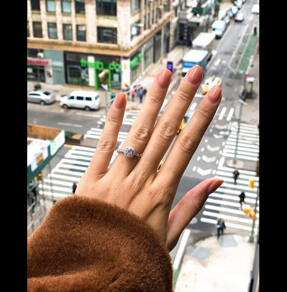 Jesta dévoile sa bague de fiançailles sur Instagram, 21 octobre 2018