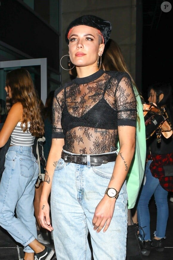 La chanteuse Halsey à la sortie du concert "Aubrey & the Three Migos Tour " à Los Angeles le 12 octobre 2018