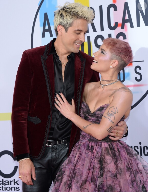 G-Eazy et sa compagne Halsey à la soirée 2018 American Music Awards au théâtre Microsoft à Los Angeles, le 9 octobre 2018