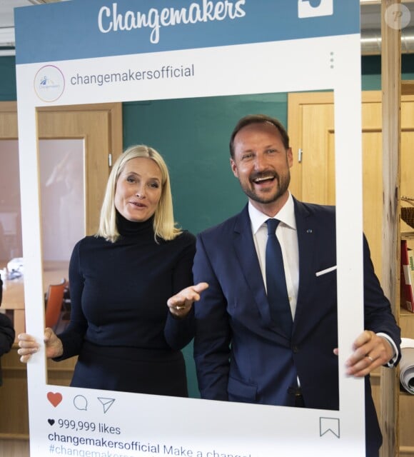 Le prince Haakon et La princesse Mette-Marit de Norvège achèvent leur visite en Estonie en présence de la présidente Kersti Kaljulaid; ils feront la visite de la vieille ville de Tallinn et termineront par un séminaire. Tallinn le 26 avril 2018.
