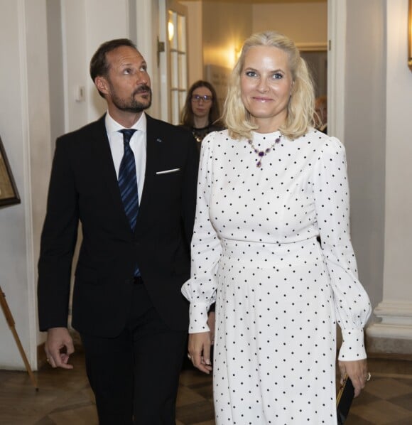 Le prince Haakon de Norvège et La princesse Mette-Marit de Norvège lors du dîner au musée d'art de Kadriorg à Tallinn en présence de la présidente d'Estonie Kersti Kaljulaid à Tallinn le 25 avril 2018.