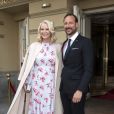 La princesse Mette-Marit et le prince Haakon de Norvège à la sortie de leur hôtel - Le couple princier de Norvège en visite à Vilnius. Le 24 avril 2018