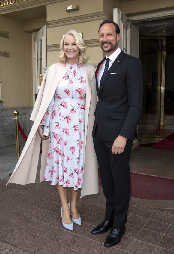 La princesse Mette-Marit et le prince Haakon de Norvège à la sortie de leur hôtel - Le couple princier de Norvège en visite à Vilnius. Le 24 avril 2018
