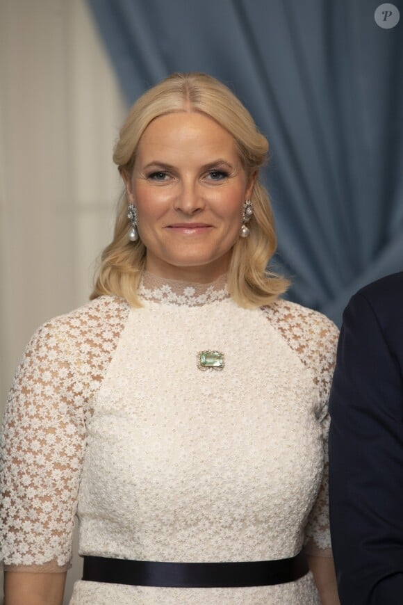 Le prince Haakon et la princesse Mette-Marit de Norvège lors du dîner officiel au palais présidentiel à Riga, Lettonie, le 23 avril 2018.