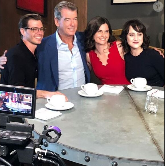 Pierce Brosnan pose avec Matthew Lawrence, Lisa Jakub et Mara Wilson, ses beaux-enfants dans le film "Madame Doubtfire" le 25 octobre 2018. 
