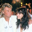  Johnny Hallyday et Adeline Blondieau à Saint-Tropez, le 27 juillet 1991. 