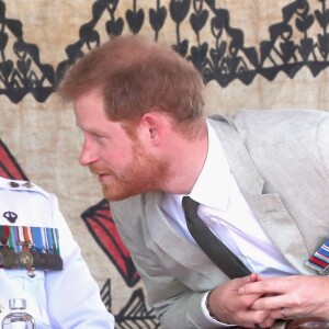 Le prince Harry, duc de Sussex, et Meghan Markle, duchesse de Sussex (enceinte), assistent à une cérémonie traditionnelle fidjienne à la dernière étape de leur voyage officiel aux Fidji, à Nadi, Fidji, le 25 octobre 2018.