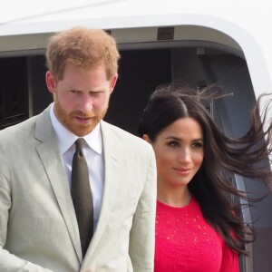 La duchesse Meghan de Sussex, enceinte, et le prince Harry lors de leur arrivée à l'aéroport international Fua'amotu dans le royaume des Tonga le 25 octobre 2018.