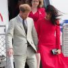 La duchesse Meghan de Sussex, enceinte, et le prince Harry lors de leur arrivée à l'aéroport international Fua'amotu dans le royaume des Tonga le 25 octobre 2018.