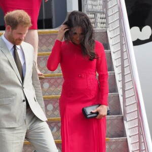 La duchesse Meghan de Sussex, enceinte, et le prince Harry lors de leur arrivée à l'aéroport international Fua'amotu dans le royaume des Tonga le 25 octobre 2018.