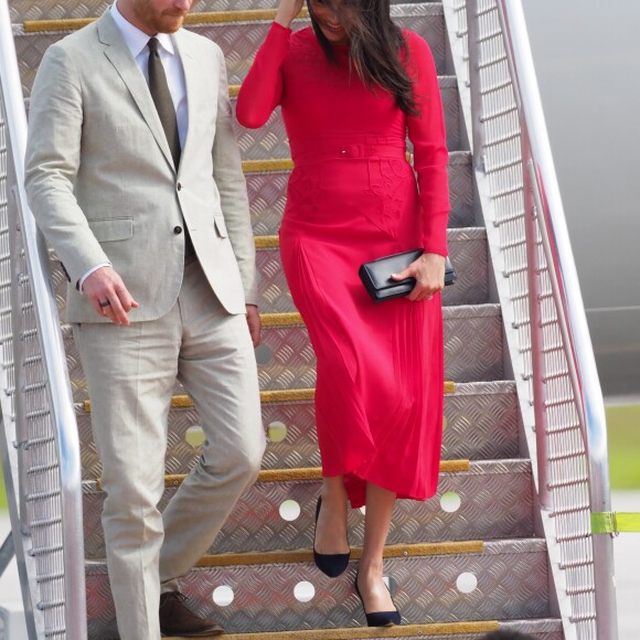La duchesse Meghan de Sussex, enceinte, et le prince Harry lors de leur arrivée à l'aéroport international Fua'amotu dans le royaume des Tonga le 25 octobre 2018.