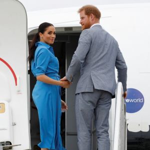 La duchesse Meghan de Sussex, enceinte, et le prince Harry lors de leur départ des îles Tonga le 26 octobre 2018, de l'aéroport international Fua'amotu.
