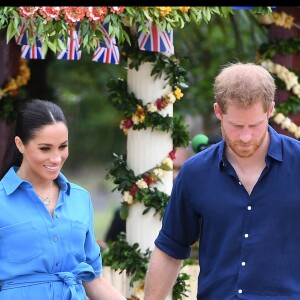 La duchesse Meghan de Sussex, enceinte, et le prince Harry lors de leur départ des îles Tonga le 26 octobre 2018, de l'aéroport international Fua'amotu.