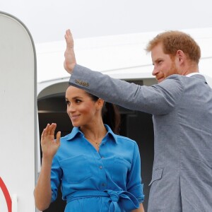 La duchesse Meghan de Sussex, enceinte, et le prince Harry lors de leur départ des îles Tonga le 26 octobre 2018, de l'aéroport international Fua'amotu.