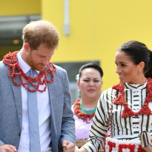 Le prince Harry et la duchesse Meghan de Sussex, enceinte, lors de leur visite dans le royaume des Tonga le 26 octobre 2018.