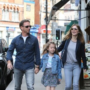 Exclusif - Première sortie en famille des jeunes mariés Geri Halliwell et Christian Horner à Londres à leur retour de lune de miel à Woburn Abbey. La petite Bluebell est souriante et heureuse, elle tient la main à Christian Horner, le 30 mai 2015