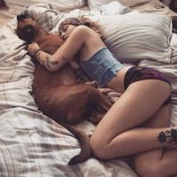 Paris Jackson : Topless au lit, inséparable de son chien