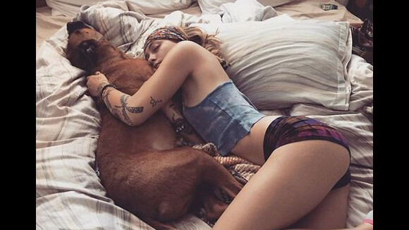 Paris Jackson : Topless au lit, inséparable de son chien