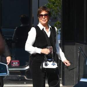 Exclusif - Kris Jenner est allée faire des achats chez XIV Karats LTD et Louis Vuitton à Beverly Hills, le 22 octobre 2018.