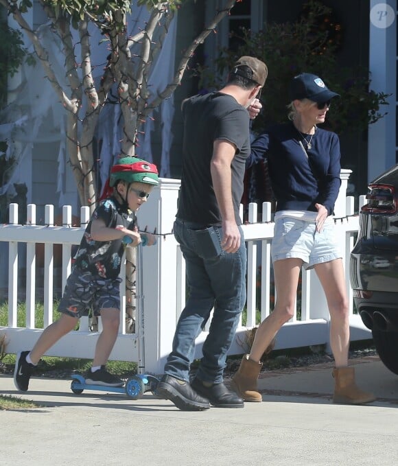 Exclusif - Anna Faris se balade main dans la main avec son compagnon Michael Barrett à Los Angeles. Le petit Jack fait de la trottinette à leurs côtés. Le 27 octobre 2018