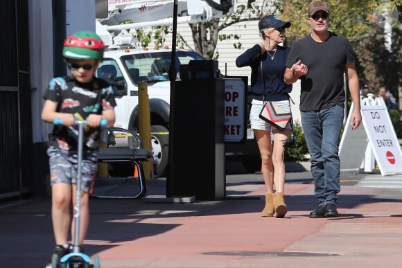 Exclusif - Anna Faris se balade main dans la main avec son compagnon Michael Barrett à Los Angeles. Le petit Jack fait de la trottinette à leurs côtés. Le 27 octobre 2018