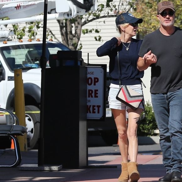 Exclusif - Anna Faris se balade main dans la main avec son compagnon Michael Barrett à Los Angeles. Le petit Jack fait de la trottinette à leurs côtés. Le 27 octobre 2018