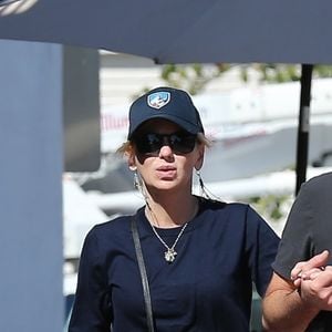 Exclusif - Anna Faris se balade main dans la main avec son compagnon Michael Barrett à Los Angeles. Le petit Jack fait de la trottinette à leurs côtés. Le 27 octobre 2018