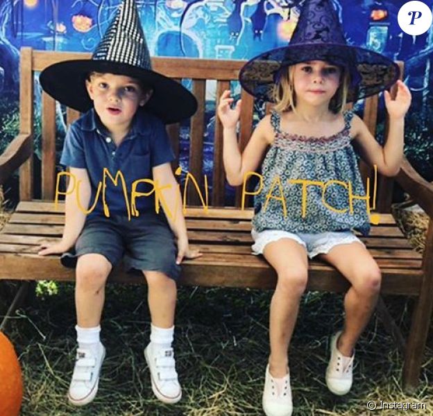 Le prince Nicolas et la princesse Leonore de Suède photographiés par leur mère la princesse Madeleine de Suède lors de leur chasse aux citrouilles pour Halloween, photomontage publié sur Instagram le 21 octobre 2018.