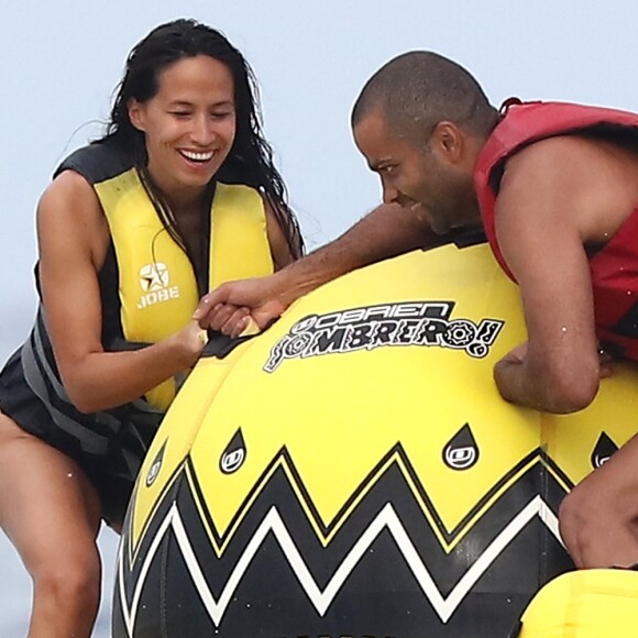 Semi-exclusif - Tony Parker, sa femme Axelle et des amis s'amusent au large de Saint-Tropez le 25 juillet 2018.