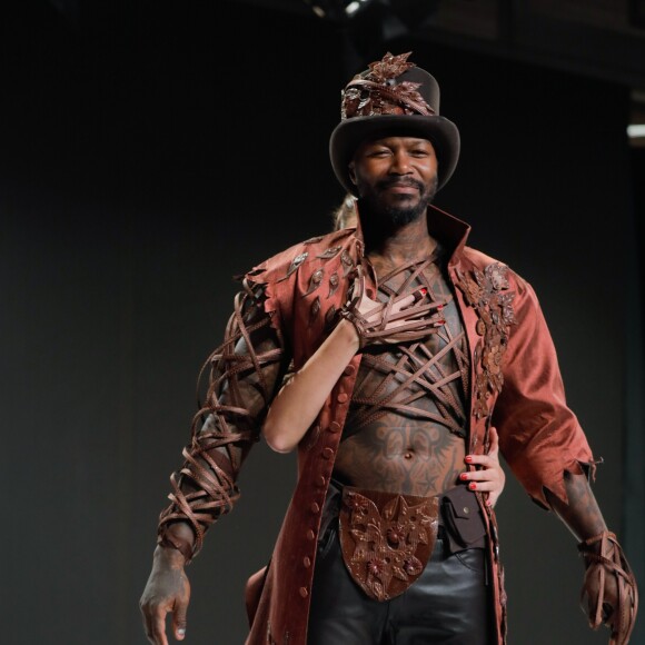 Djibril Cissé, Silvia Notargiacomo - Défilé du 24ème Salon du Chocolat à Paris en faveur de l'association Mécénat Chirurgie Cardiaque au Parc des Expositions de la Porte de Versailles à Paris le 30 octobre 2018. © CVS-Veeren/Bestimage