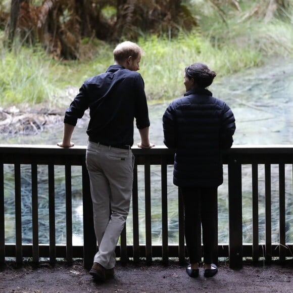 Le prince Harry, duc de Sussex et Meghan Markle, duchesse de Sussex (enceinte) visitent le site Redwoods Tree Walk à Rotorua, Nouvelle Zélande le 31 octobre 2018.