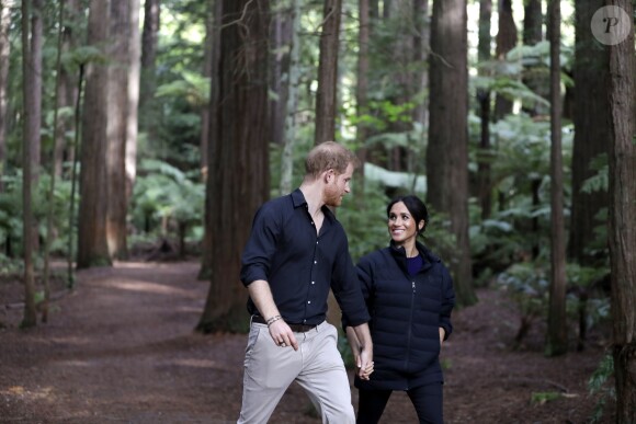 Le prince Harry, duc de Sussex et Meghan Markle, duchesse de Sussex (enceinte) visitent le site Redwoods Tree Walk à Rotorua, Nouvelle Zélande le 31 octobre 2018.