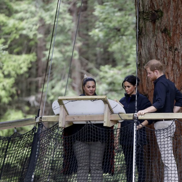 Le prince Harry, duc de Sussex et Meghan Markle, duchesse de Sussex (enceinte) visitent le site Redwoods Tree Walk à Rotorua, Nouvelle Zélande le 31 octobre 2018.