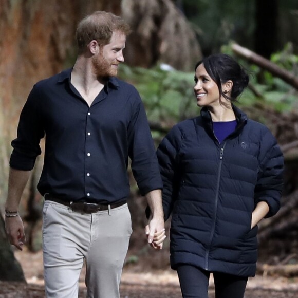 Le prince Harry, duc de Sussex et Meghan Markle, duchesse de Sussex (enceinte) visitent le site Redwoods Tree Walk à Rotorua, Nouvelle Zélande le 31 octobre 2018.