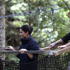 Le prince Harry, duc de Sussex et Meghan Markle, duchesse de Sussex (enceinte) visitent le site Redwoods Tree Walk à Rotorua, Nouvelle Zélande le 31 octobre 2018.