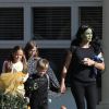 Jennifer Garner, déguisée en Gamora du film "The Guardians of the Galaxy) pour Halloween, est allée chercher ses enfants Seraphina (déguisée en princesse) et Samuel (déguisé en dinosaure) à l'école à Santa Monica Los Angeles, le 31 octobre 2018.