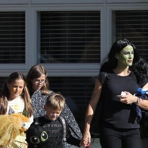 Jennifer Garner, déguisée en Gamora du film "The Guardians of the Galaxy) pour Halloween, est allée chercher ses enfants Seraphina (déguisée en princesse) et Samuel (déguisé en dinosaure) à l'école à Santa Monica Los Angeles, le 31 octobre 2018.